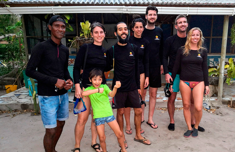 Turistas posando antes de nadar en las aguas del Mar Caribe