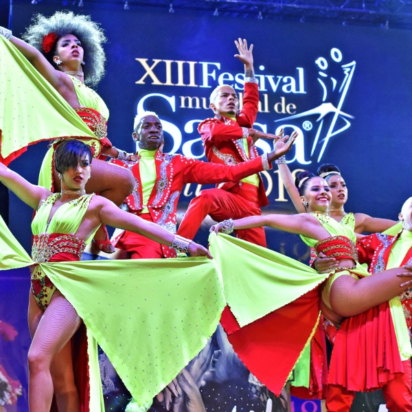 Dançarinos de salsa mostram os seus melhores movimentos durante o Festival Mundial de Salsa em Cali.