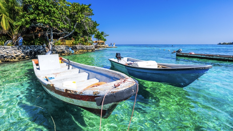 Two boats in the sea of the Rosario Islands. A place you can visit while doing remote work.