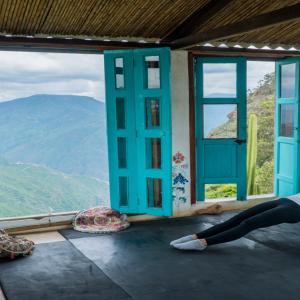 Mujer haciendo yoga en un estado de total relajación, ideal para su bienestar físico.