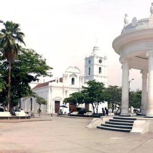 Vista del centro histórico de Ciénaga, Magdalena, con su arquitectura colonial.