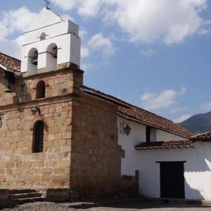 Fachada colonial de la Iglesia de Nuestra Señora de las Nieves en Girón, Santander, Colombia.