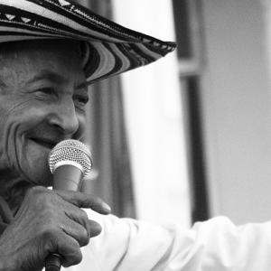 Man with hat and microphone at the Autóctono de Gaitas de San Jacinto Festival