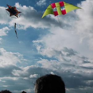 Cielo azul con cometas coloridas en el Festival del Viento y de las Cometas de Villa de Leyva