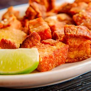 Los chicharrones fritos es uno de los platos preferidos de la comida colombiana.