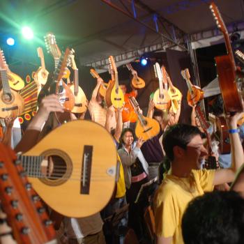 El Festival Bandola de Sevilla: la alegría ardiente de la música colombiana