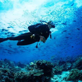 Un touriste plonge dans l'océan de San Andrés et Providencia