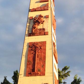 Obelisco en el Alto de Menegua, Puerto López, marcando el centro de Colombia.