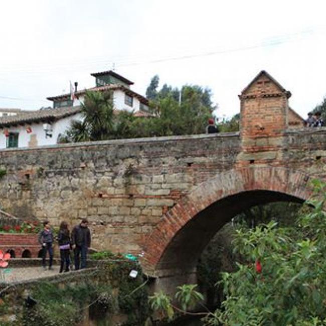 Camina por El puente de calicanto