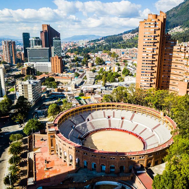 Vue panoramique de la ville de Bogotá, une destination offrant une large gamme d'activités LGBT