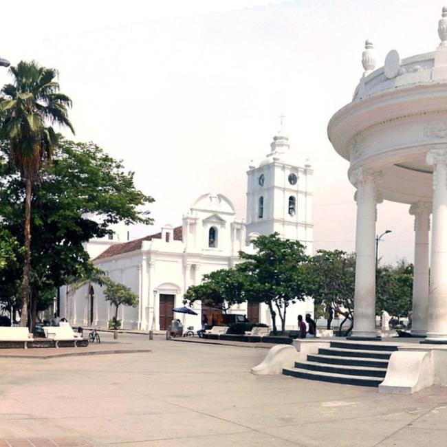 Vista del centro histórico de Ciénaga, Magdalena, con su arquitectura colonial.