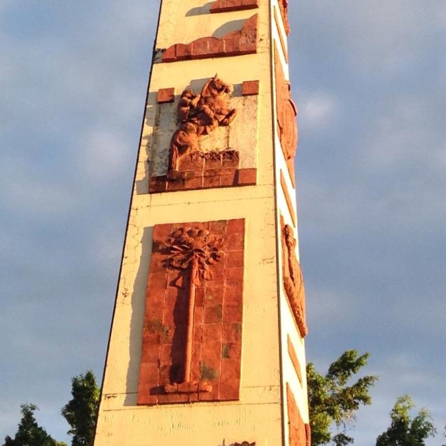 Obelisco en el Alto de Menegua, Puerto López, marcando el centro de Colombia.